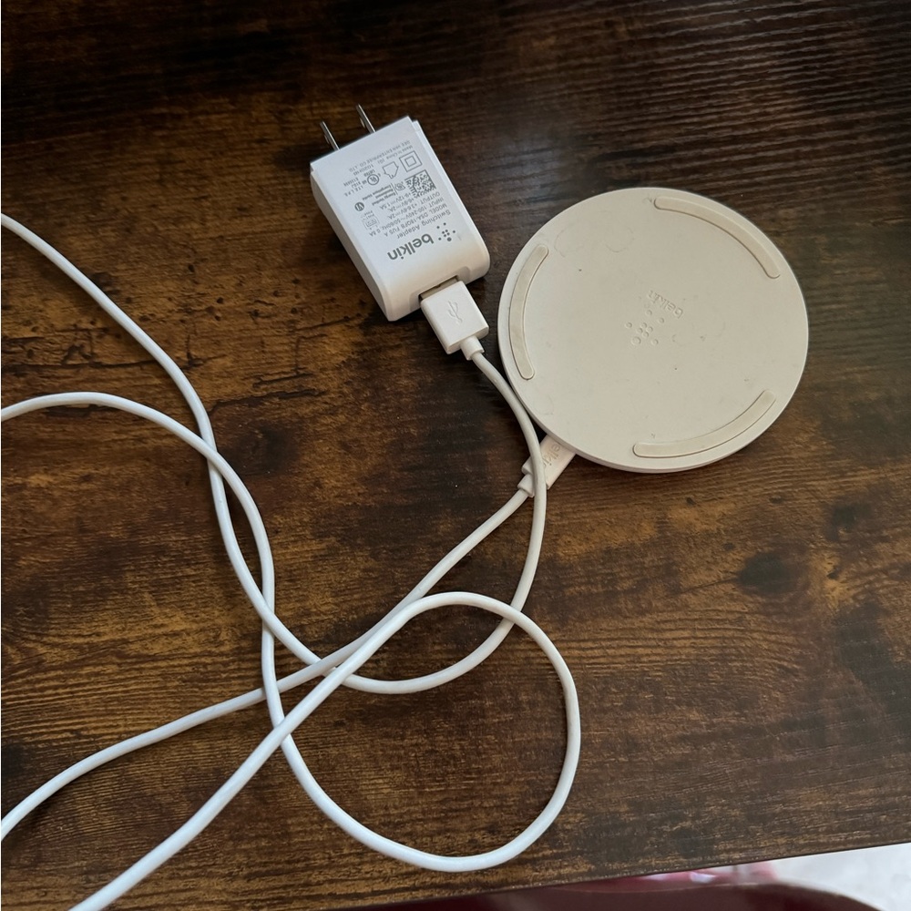 Handsfree magnetic charger